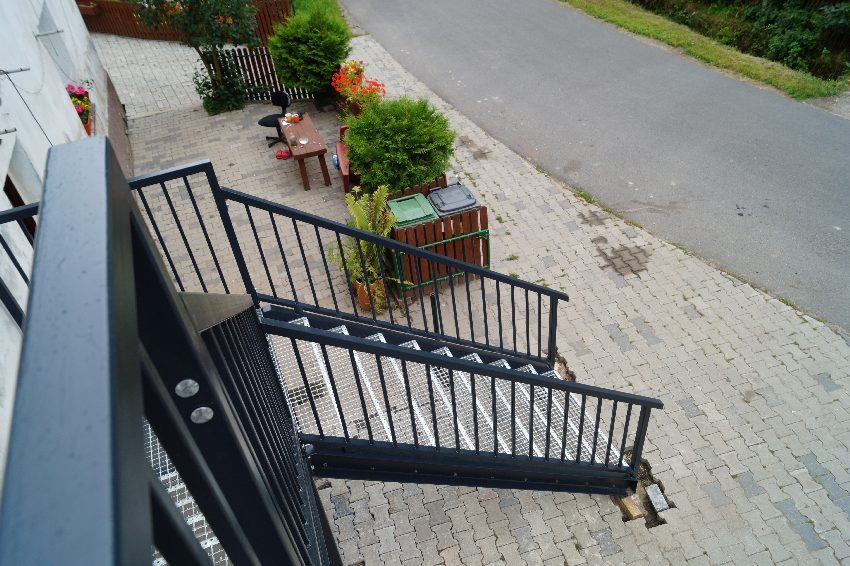 Bezpieczniej w Stanisławowie – nowe schody do świetlicy wiejskiej