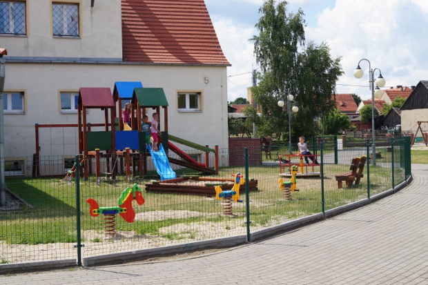 Plac zabaw przy Szkole Podstawowej w Męcince
