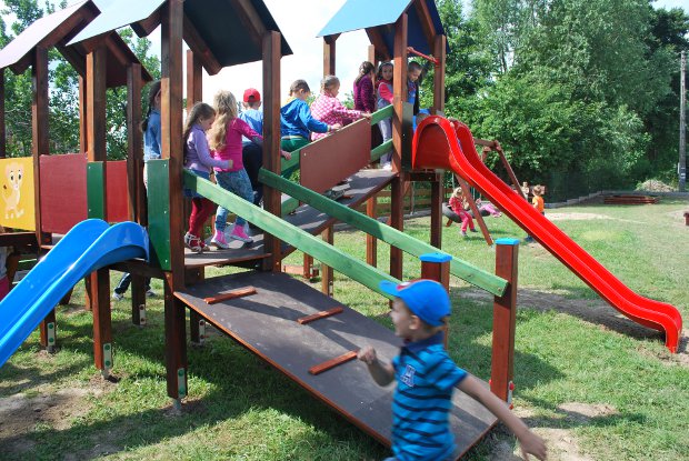 Plac zabaw przy szkole Podstawowej w Piotrowicach