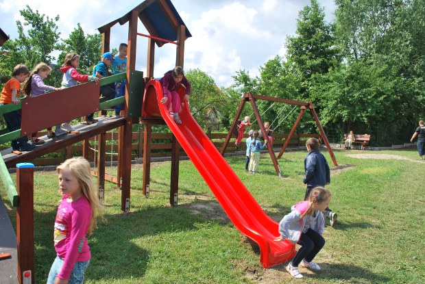 Plac zabaw przy szkole Podstawowej w Piotrowicach