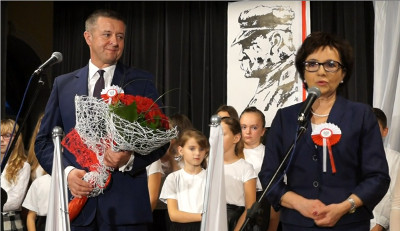 Łzy wzruszenia, odkryte talenty i dostojni goście – czyli gminne obchody Święta Niepodległości w Męcince