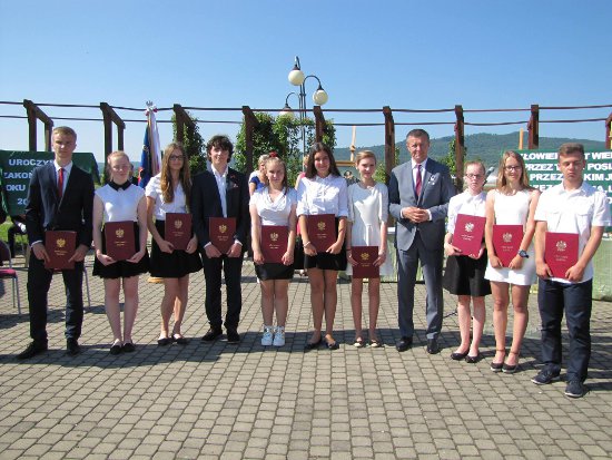 Stypendia Gminy Męcinka dla uczniów przyznane – czyli dlaczego warto się uczyć w Gminie Męcinka