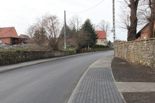 Nowa droga i chodnik w Sichowie gotowe – Gmina Męcinka zrealizowała kolejną unijną inwestycję 