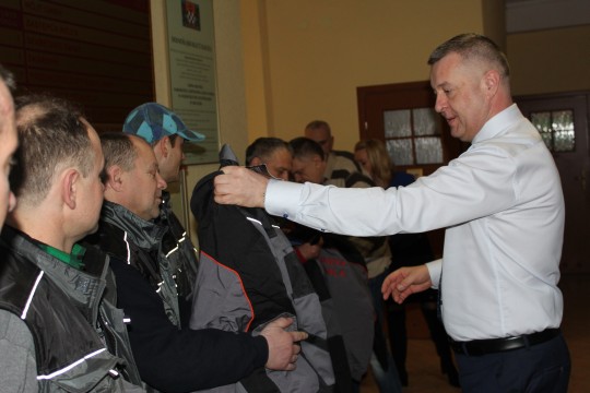 Pracownicy terenowi Gminy Męcinka w nowych jednolitych ubraniach