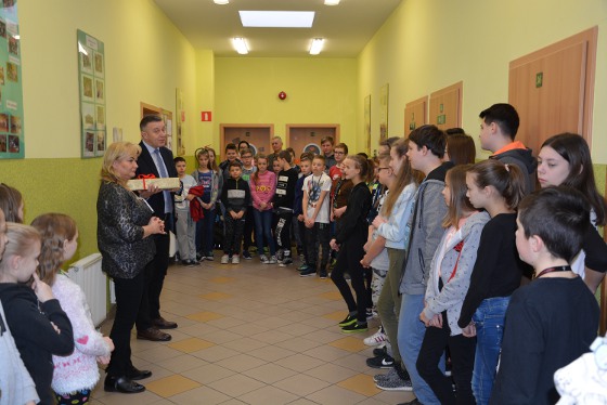 Nowe laptopy dla uczniów szkoły w Piotrowicach przekazane