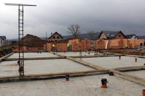 Widok budowy, fundamenty