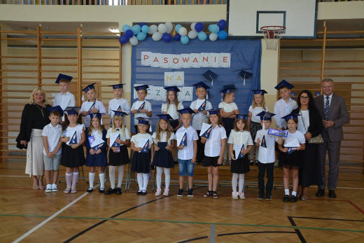 pasowanie pierwszoklasisci piotrowice zdjecie
