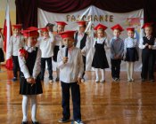 Polonez tradycją w Gminie Męcinka – pasowanie pierwszoklasistów w Piotrowicach