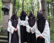 Pielgrzymka zabytkową Kalwarią w Męcince – po raz kolejny pielgrzymi okazali serce i solidarność 