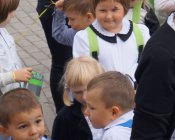 Uroczyste otwarcie przedszkola w Męcince – pierwszy występ dzieci i dumni rodzice 