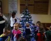 Przedszkolaki ubierały choinkę w Urzędzie Gminy w Męcince