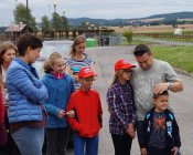 Warto się uczyć w Gminie Męcinka - powrót szczęśliwych dzieci ze spływu kajakowego