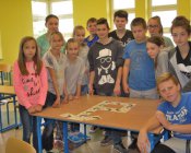 Uczniowie klasy VI wysyłają kartkę do Powstańca