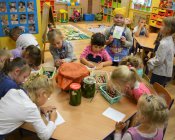 Przedszkolaki robią przetwory z warzyw