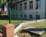 Jest bezpieczniej – ogrodzenie wokół szkoły w Męcince gotowe