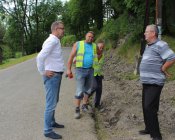 Będzie bezpieczniej w Pomocnem – Gmina Męcinka realizuje kolejny chodnik