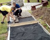 Mieszkańcy Pomocnego prężnie działają – wykonali chodniczek na terenie rekreacyjnym przy boisku