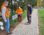 W Gminie Męcinka podręczne narzędzia porządkowe na cmentarzach