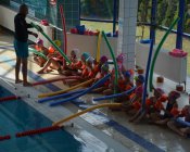 60-ciu uczniów doskonali naukę pływania