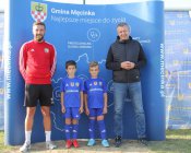 Wręczenie strojów klubowych zawodnikom Gminnej Akademii Piłkarskiej w Męcince