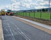 Pierwsza warstwa asfaltu na odcinku drogi przy szkole, przedszkolu i żłobku w Męcince
