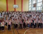 Nasi uczniowie ze szkół w Męcince i Piotrowicach przepięknie odśpiewali Hymn Polski z okazji zbliżającego się Narodowego Święta Niepodległości 11 listopada