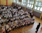 Nasi uczniowie ze szkół w Męcince i Piotrowicach przepięknie odśpiewali Hymn Polski z okazji zbliżającego się Narodowego Święta Niepodległości 11 listopada