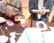 Majsterkują, budują, malują i przede wszystkim dobrze się bawią - Ferie w Gminie Męcinka