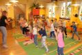 Dzieci z przedszkola w Męcince tańczą