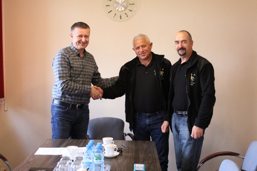 Umowa na zakup nowego samochodu ratowniczo – gaśniczego dla OSP Pomocne podpisana – Gmina Męcinka stawia na bezpieczeństwo!