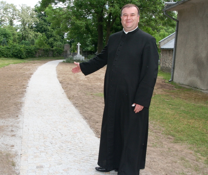 chodnik_piotrowice_kosciol